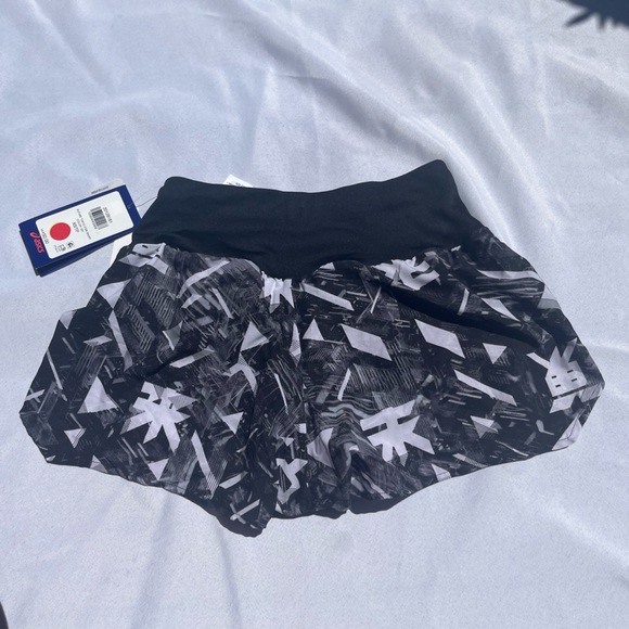 ASICS Gray Patterned Running Shorts - Picture 4 of 6